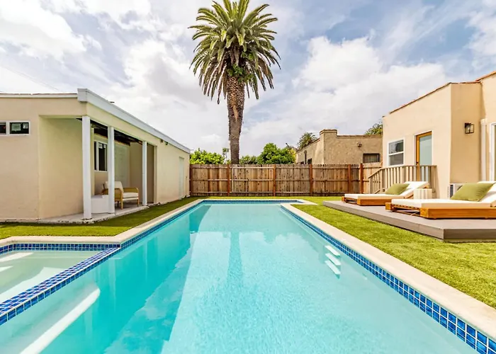Cozy Retreat W Pool Prime Location