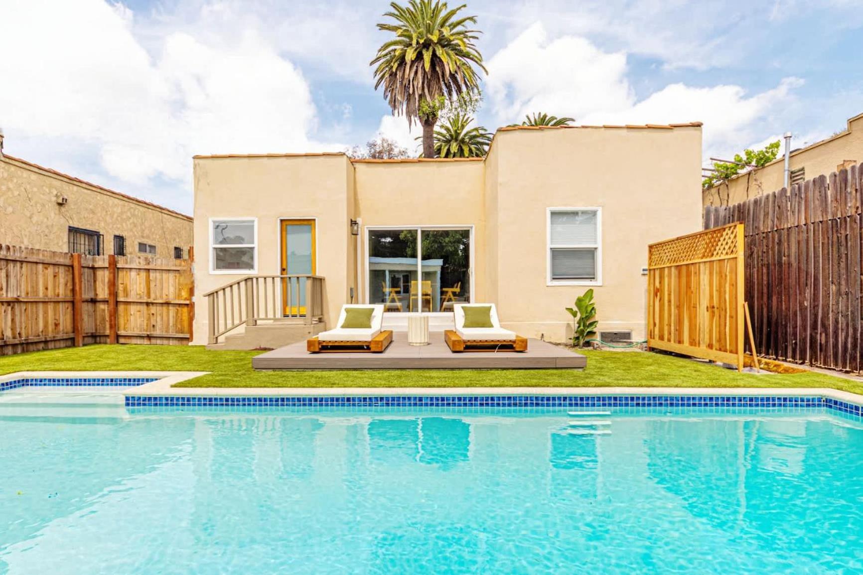 Holiday home Cozy Retreat W Pool Prime Location